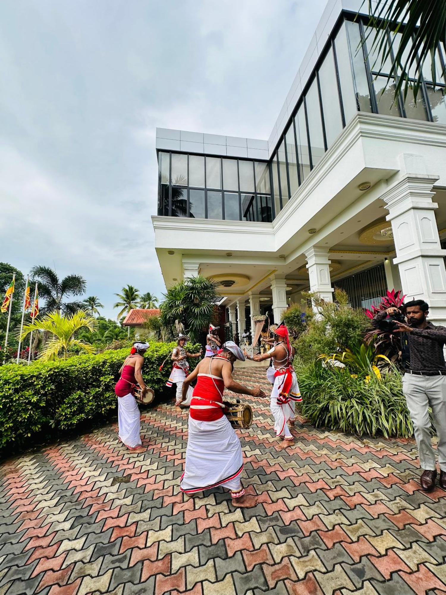 Hotel Ruwanara Royal Majestry Ambagahagedara Exterior foto